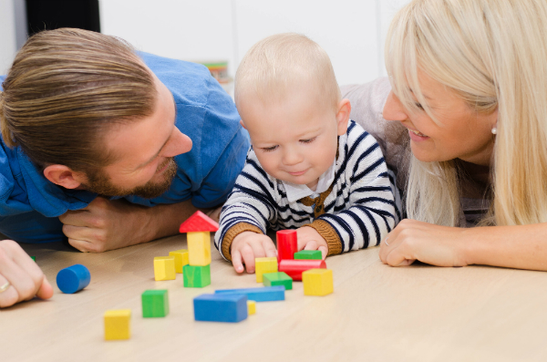 Familie beim Spielen