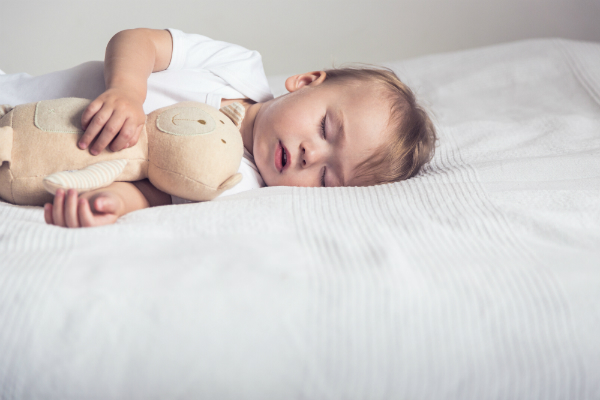 In den ersten Wochen benoetigen Babys viel Schlaf