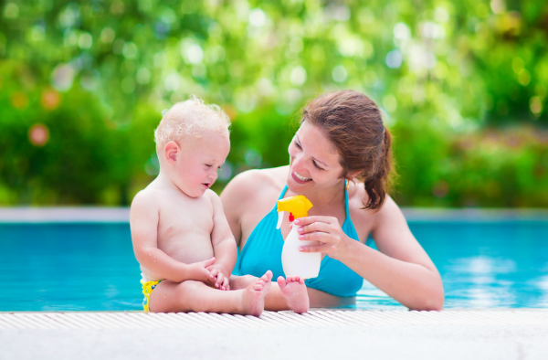 Empfindliche Babyhaut cremen Sie am besten mit Sonnencreme, die den höchsten Lichtschutzfaktor hat ein