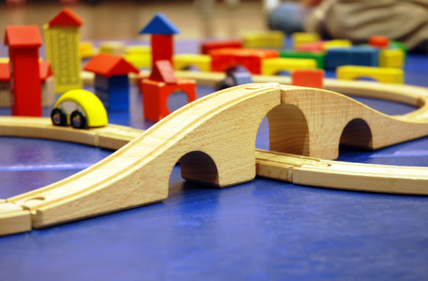 Mit dem Zug aus Holz und anderen Holzspielzeug kann Ihr Kind seiner Fantasie freien Lauf lassen