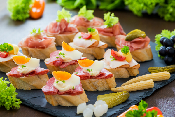 Kleine Snacks und Süßigkeiten sind ideale Silvester Speisen