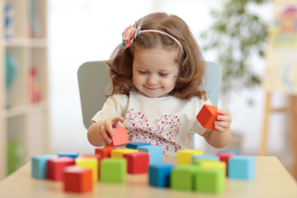 Bis zum vierten Lebensjahr lernen Kinder die richtige Zuordnung von Farben