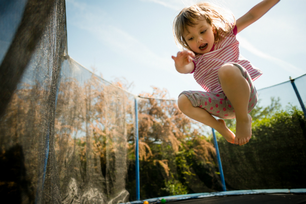 Kind springt Trampolin