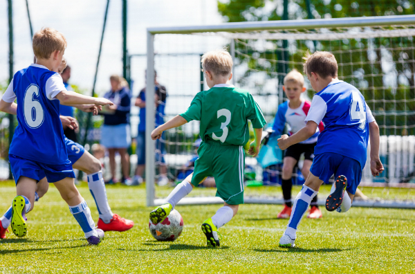 Kinder beim Fussballspielen