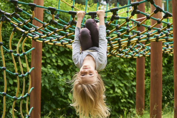 Klettern auf dem Spielplatz