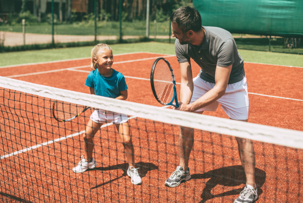 Vater und Tochter beim Tennis