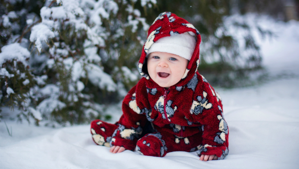 Im Winter sollte darauf geachtet werden, dass das Baby keine zu trockene Haut bekommt