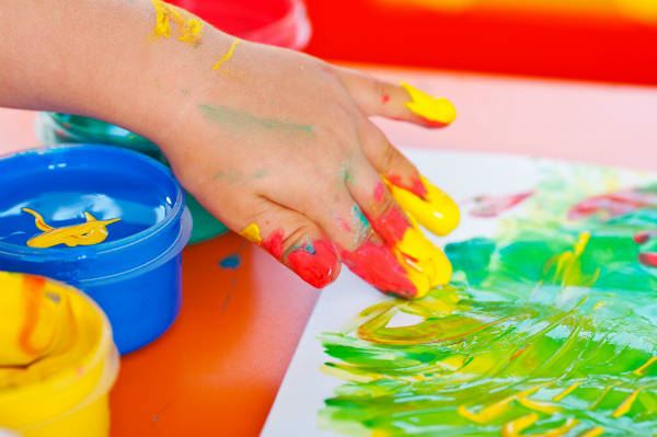 Das Malen mit Fingerfarben wird den Kleinen grosse Freude bereiten