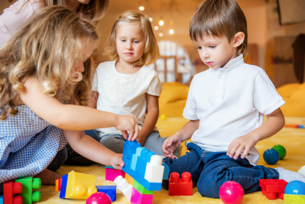 Spielende Kinder, die miteinander teilen