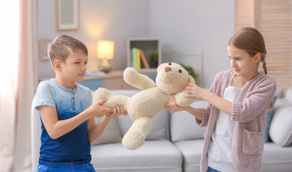 Kinder streiten sich um ein Spielzeug